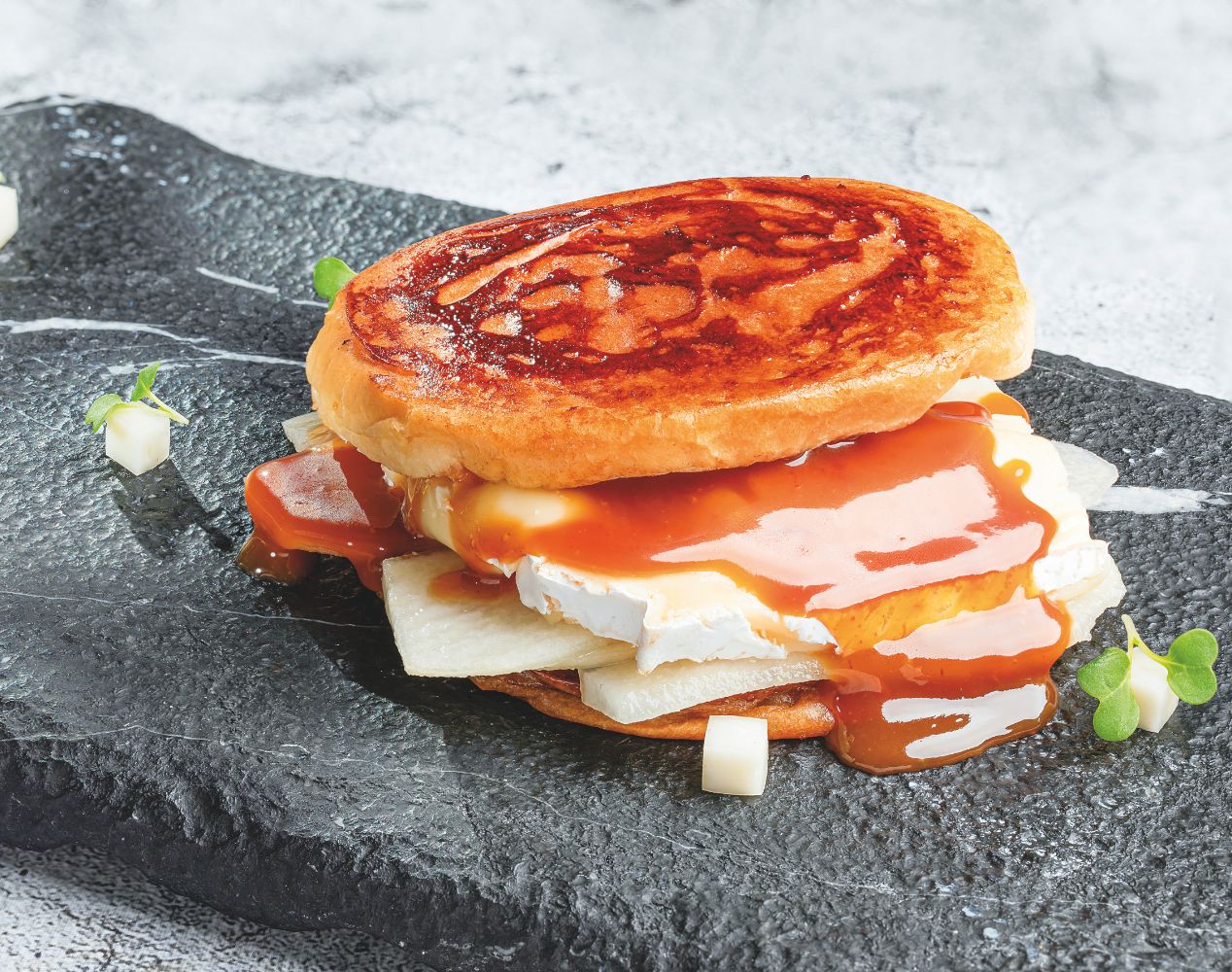 Sándwich dulce de pera y queso