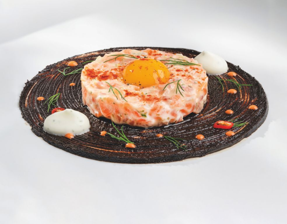 Tártaro clásico de salmones con pimentón de la Vera